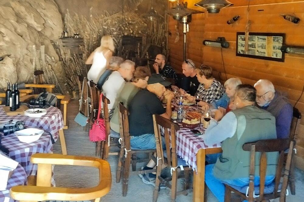 Okupljanje za stolom